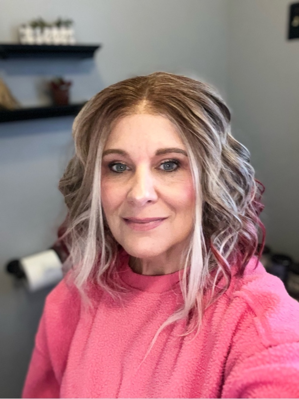 Natural-Look Shoulder-Length Wavy Hairpiece in Ash Blonde with Pink Tips